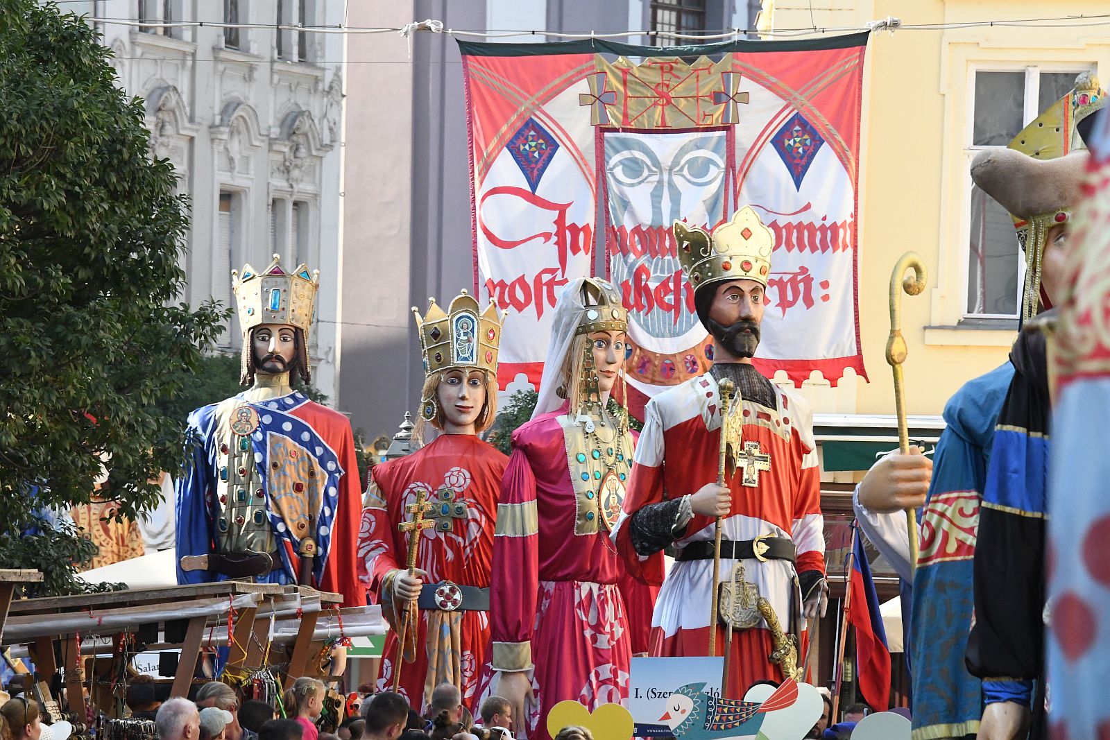 Királyok menete Székesfehérvár belvárosában Szent István napján 2024.